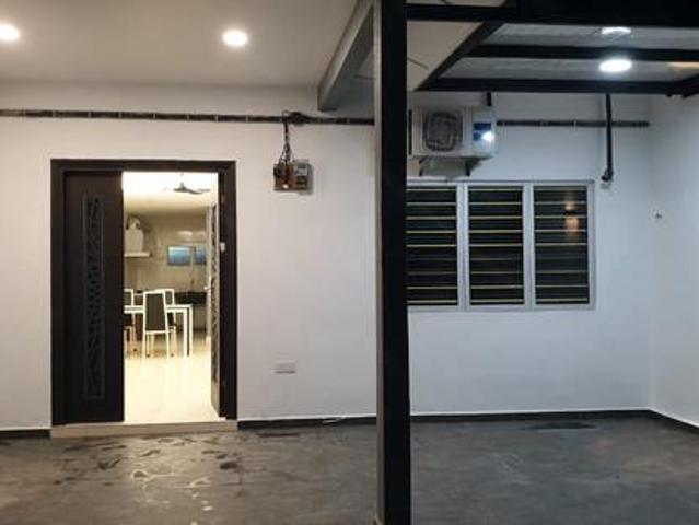 Terraced House for sale in Malaka