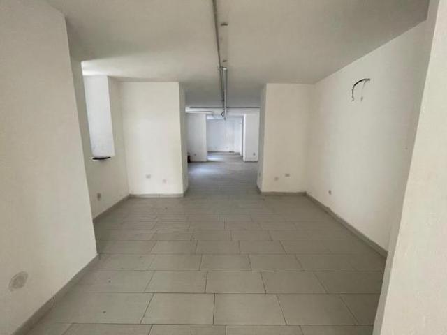 Locale Commerciale in affitto a Caserta, Campania