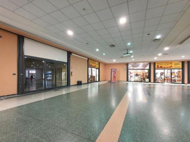 Locale Commerciale in affitto a Calabria, Catanzaro