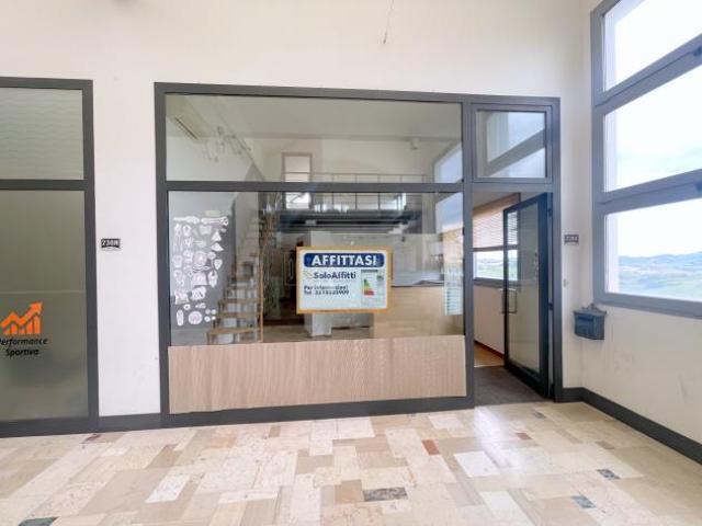 Locale Commerciale in affitto a Marche, Ancona