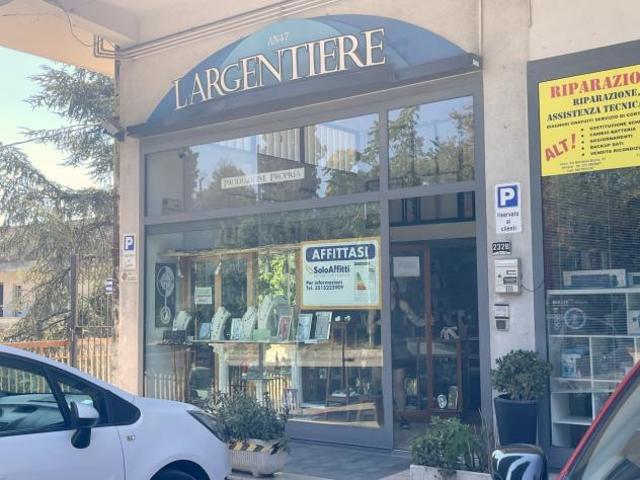 Locale Commerciale in affitto a Marche, Ancona