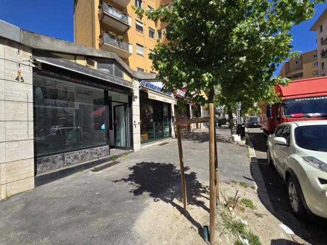 Locale Commerciale in affitto a Lido di Ostia, Roma Capitale