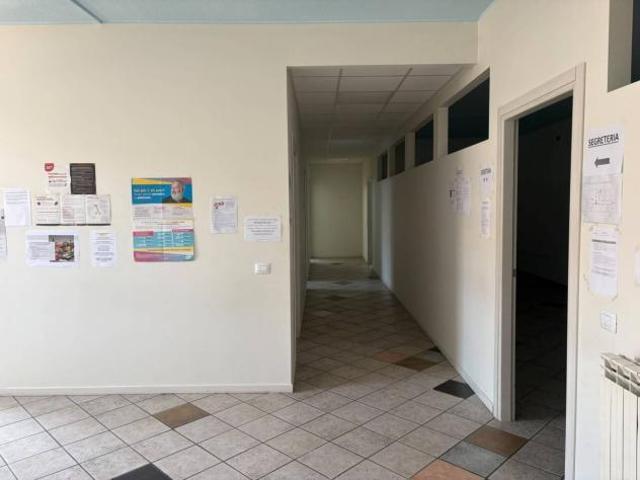 Locale Commerciale in affitto a Samarate, Lombardia