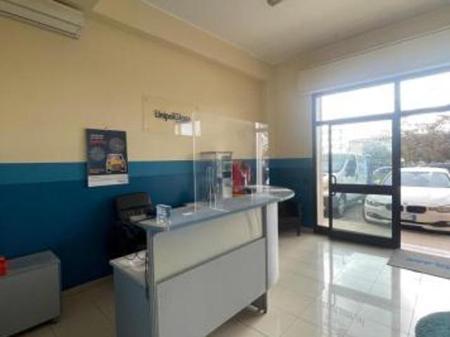 Locale Commerciale in affitto a Carrozzieri, Siracusa
