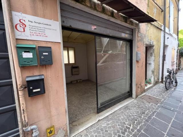 Locale Commerciale in vendita a Unione Terre d'Acqua, Crevalcore