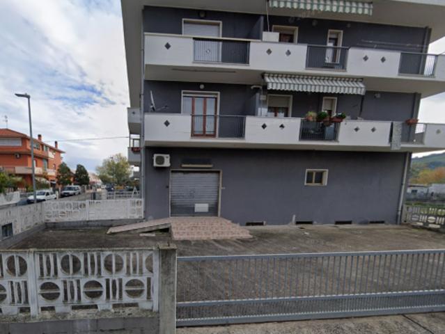 Locale Commerciale in vendita a Pineto, Abruzzo