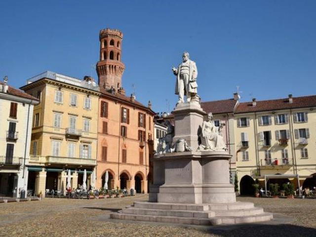 Locale Commerciale in vendita a Piemonte, Vercelli