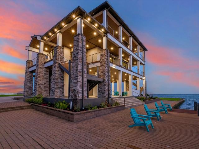 House for sale in HarborWalk, Hitchcock