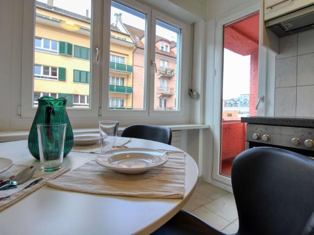 Studio mieten in Einigen, Zürich