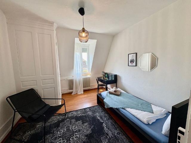 Studio mieten in Einigen, Zürich