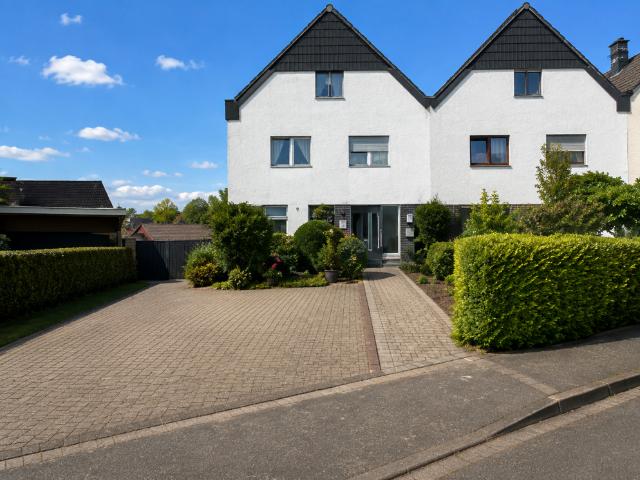 Dachgeschosswohnung kaufen in Ösinghausen, Burscheid