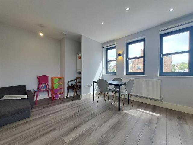 Apartment for rent in Oakleigh Park, Greater London
