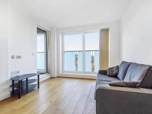 Apartment for rent in London Borough of Merton, Raynes Park