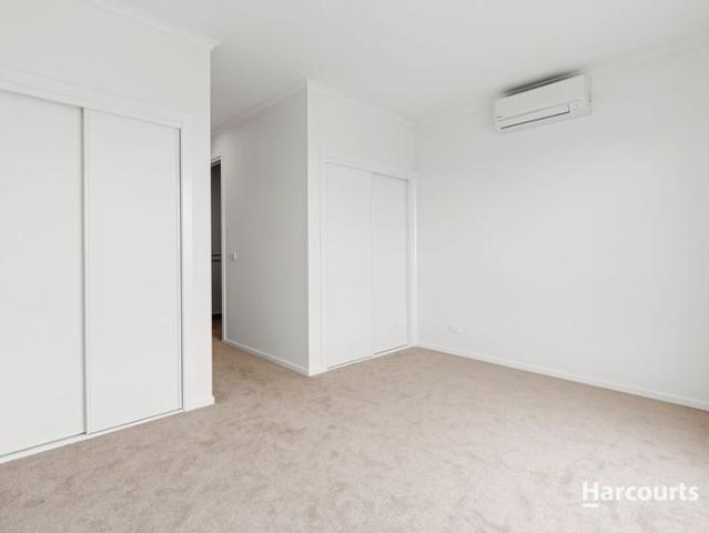 Townhouse for rent in Aurora Estate, Melbourne