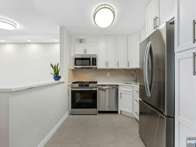 Condo for sale in Fort Lee, New Jersey