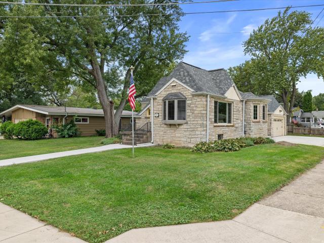 House for sale in Waukesha, Waukesha County