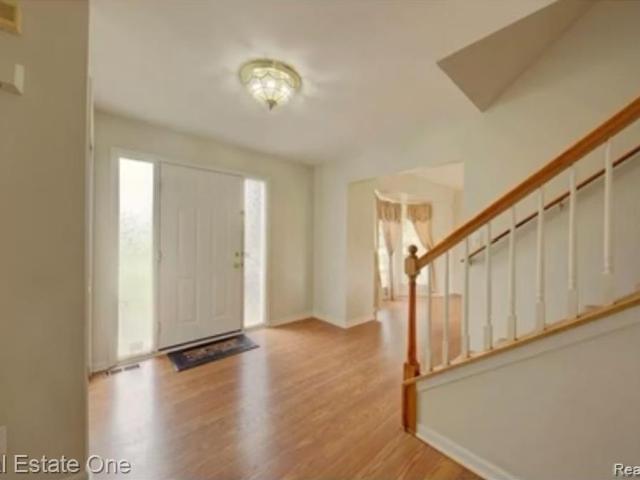 House for sale in Walled Lake