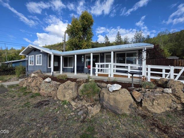 House for sale in Shady Cove, Jackson County