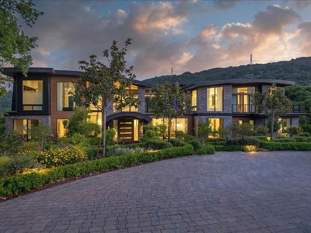 House for sale in Saratoga