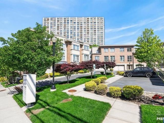 Townhouse for sale in Cliffside Park, New Jersey