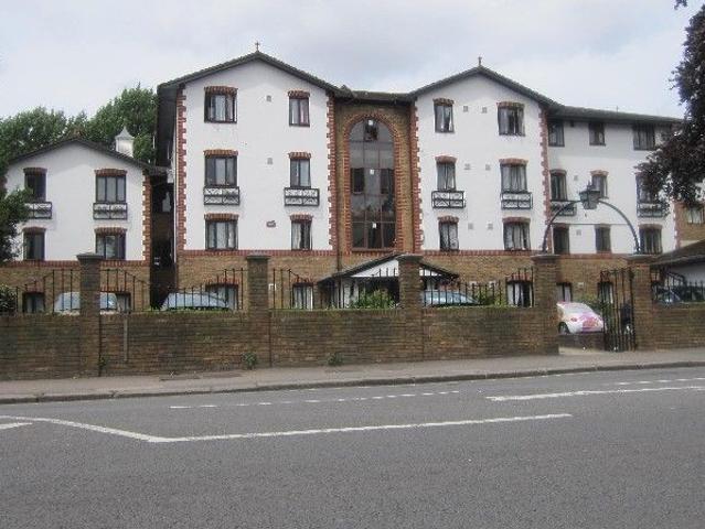 Apartment for rent in Lampton, Greater London