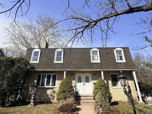 House for sale in Teaneck, New Jersey