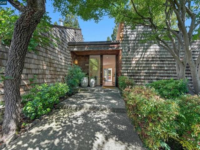 Townhouse for sale in Orinda, California