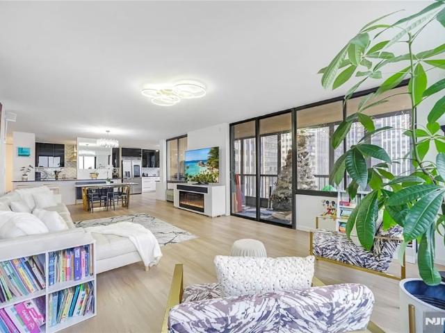 Townhouse for sale in Cliffside Park, New Jersey