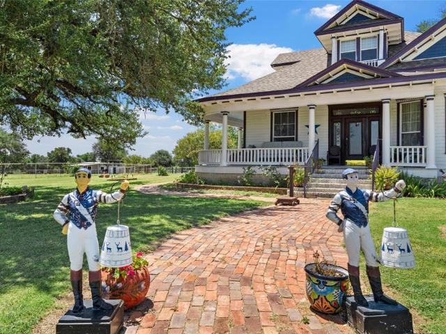 House for sale in Lott, Falls County