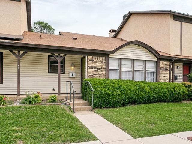 Townhouse for sale in Carrollton, Texas