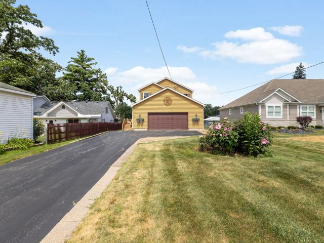House for sale in Mchenry, Illinois