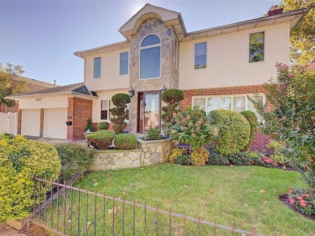 House for sale in Queens, Arverne