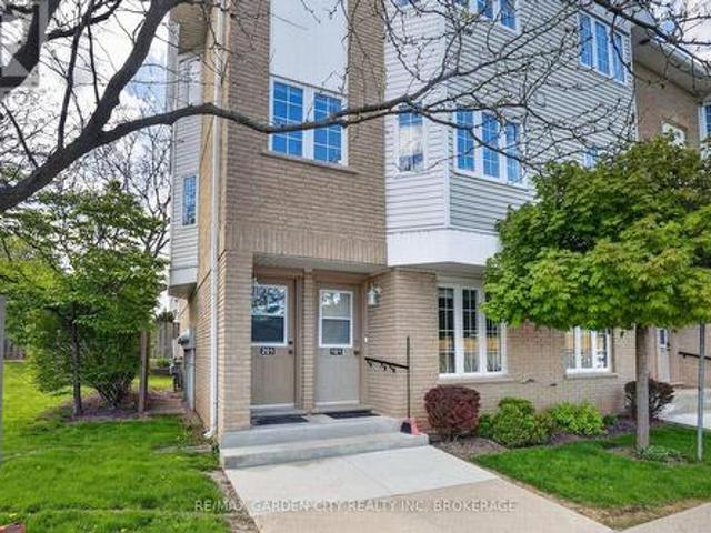 Townhouse for sale in Ancaster, Ontario