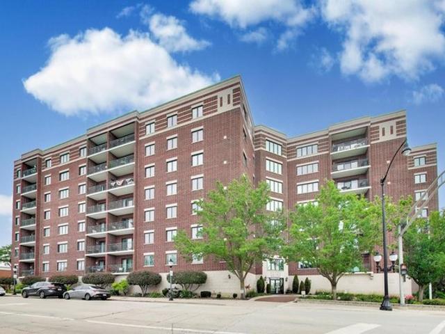 Condo for sale in Arlington Heights, Illinois