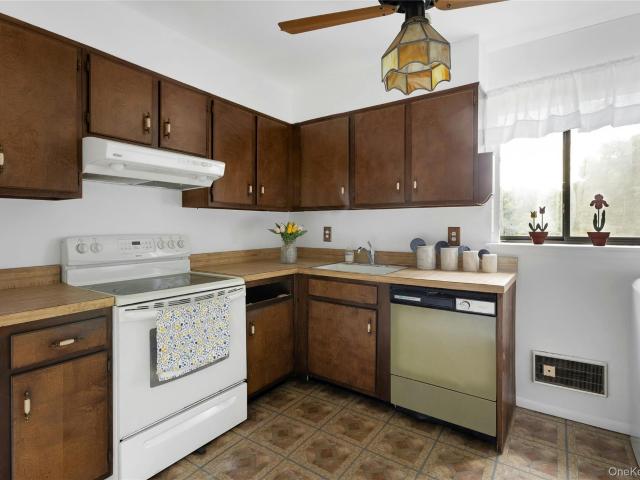 Condo for sale in Baldwin Place, New York