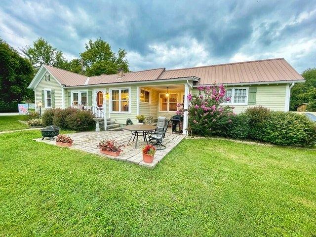 House for sale in Alderson