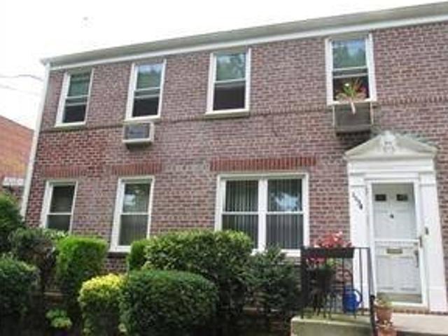 Townhouse for sale in Arverne, New York