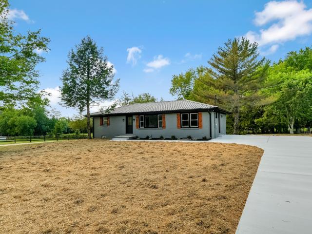 House for sale in Center Hill, Woodbury
