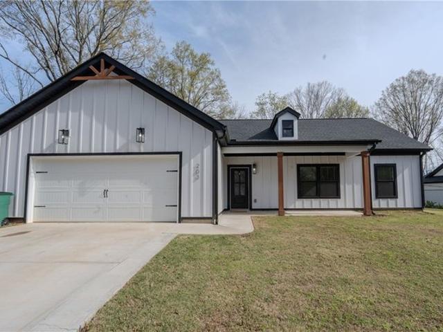 House for sale in Clinton, South Carolina