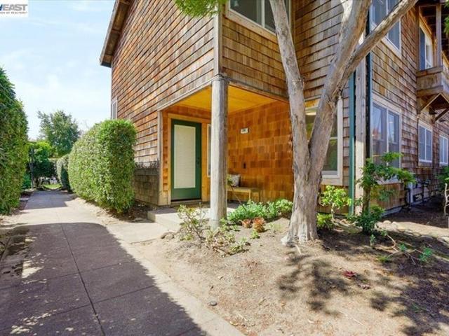 Condo for sale in Centre Court, Alameda