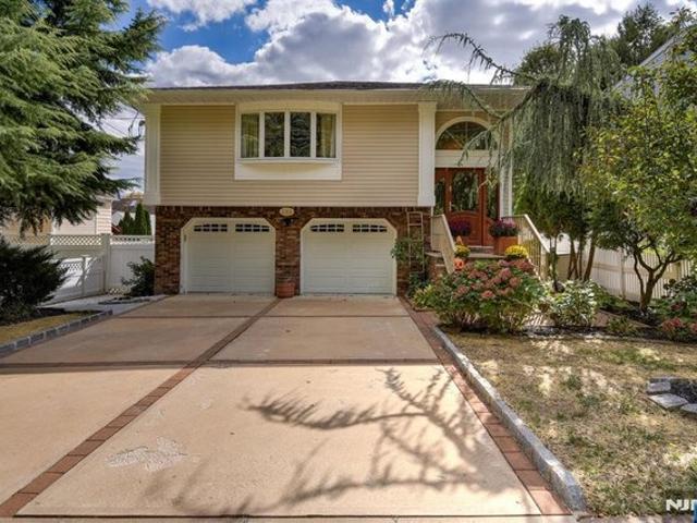 House for sale in Elmwood Park, New Jersey