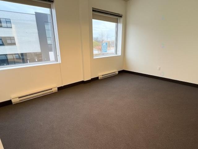 Commercial for rent in La Prairie, Montérégie