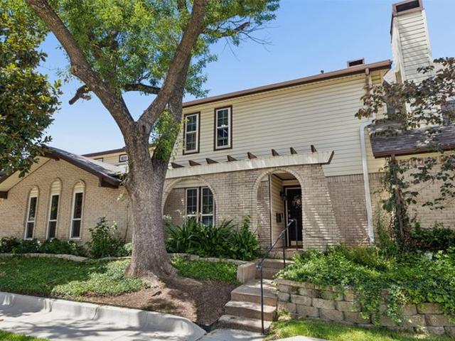 Townhouse for sale in Carrollton, Texas