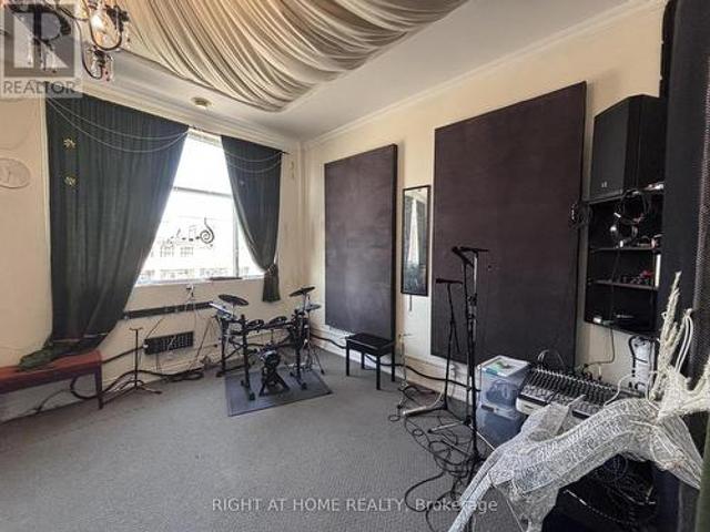 Commercial for rent in York, Ontario
