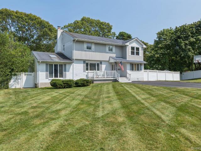 House for sale in East Islip