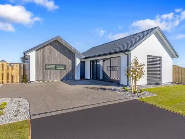 House for sale in Chaslands, Canterbury