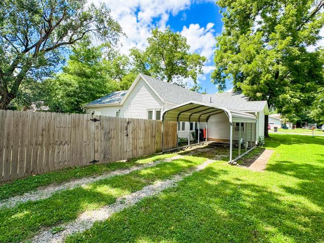 House for sale in Pineville, Missouri