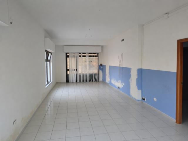 Locale Commerciale in affitto a Vairano Patenora, Campania