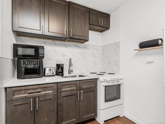 House for sale in The Bronx, Arverne