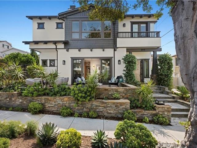 Condo for sale in Corona Del Mar, California